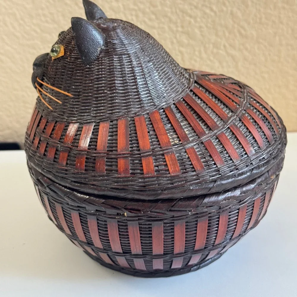 Vintage Woven Wicker Cat Basket with Lid Decorative Feline Trinket Box Brown